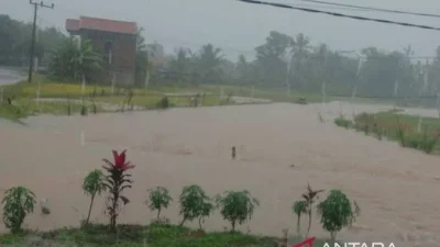 Jalan utama Cianjur terendam banjir 1 meter: motor tak dapat melintas [titlebase] – Warga Terjebak dalam Krisis Banjir