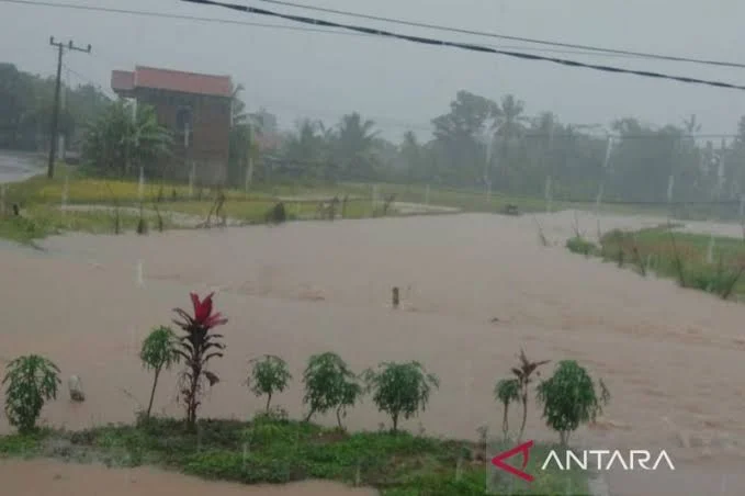 Jalan utama Cianjur terendam banjir 1 meter: motor tak dapat melintas [titlebase] – Warga Terjebak dalam Krisis Banjir