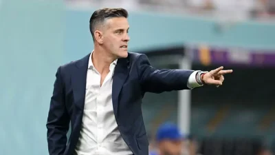 John Herdman Viral! Pelatih Timnas Indonesia Main Bola di Pantai Mandalika – iNews.ID