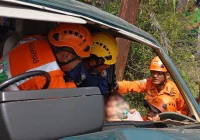 Kecelakaan di Bojonegoro, penumpang minibus terjepit dievakuasi dramatis [titlebase] – Saksikan Detil Evakuasi Hebat