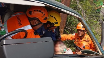 Kecelakaan di Bojonegoro, penumpang minibus terjepit dievakuasi dramatis [titlebase] – Saksikan Detil Evakuasi Hebat