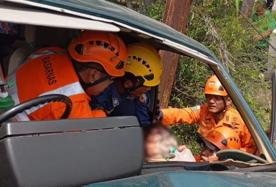 Kecelakaan di Bojonegoro, penumpang minibus terjepit dievakuasi dramatis [titlebase] – Saksikan Detil Evakuasi Hebat