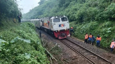 Kereta api Ciremai terjebak longsor di Bandung Barat, seluruh penumpang dipastikan selamat [titlebase] – Update Lengkap
