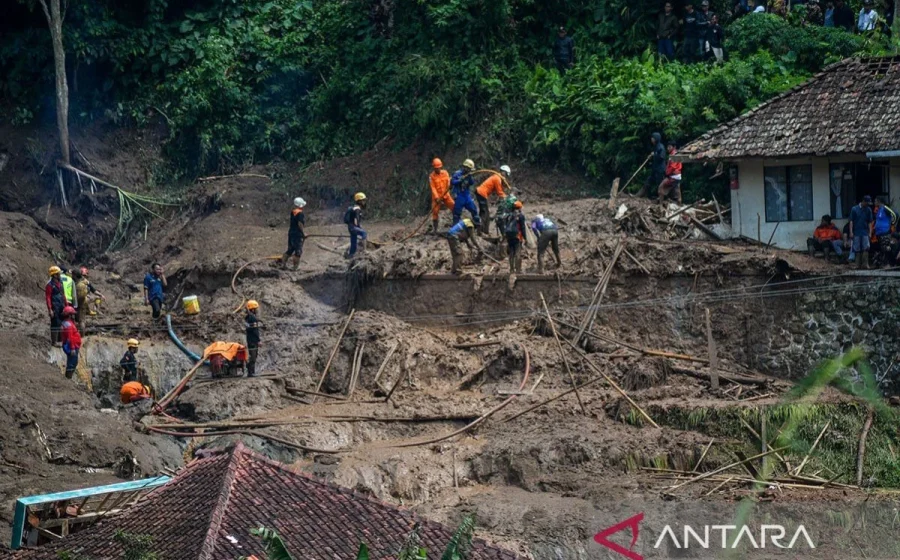 Longsor tutup jalur KA Ciremai Semarang–Bandung, perjalanan terhenti total di Bandung Barat [titlebase] – Dampak dan Tindakan Darurat