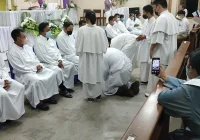 Misa Kamis Putih di Sorong: Imam lepas jubah, berlutut basuh kaki 12 rasul, apa maknanya? [titlebase]