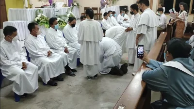Misa Kamis Putih di Sorong: Imam lepas jubah, berlutut basuh kaki 12 rasul, apa maknanya? [titlebase]