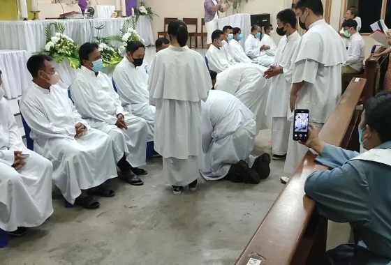 Misa Kamis Putih di Sorong: Imam lepas jubah, berlutut basuh kaki 12 rasul, apa maknanya? [titlebase]