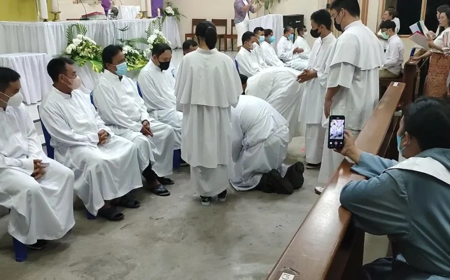 Misa Kamis Putih di Sorong: Imam lepas jubah, berlutut basuh kaki 12 rasul, apa maknanya? [titlebase]