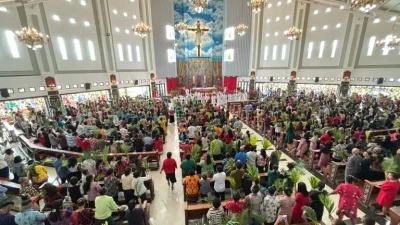 Misa Minggu Palma di Katedral Tiga Raja Timika dipadati umat, ini pesan Pastor Benyamin Magai [titlebase] – Suasana Meriah dan Harapan Baru