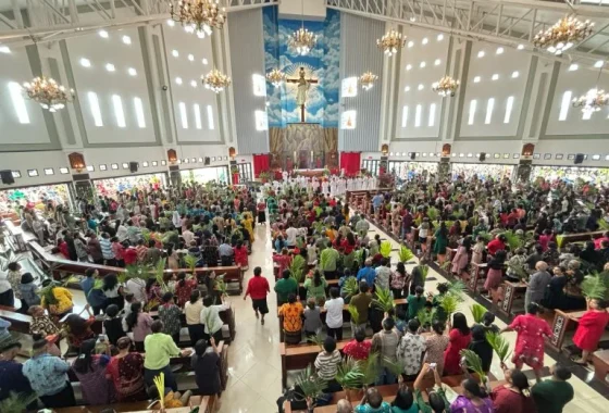 Misa Minggu Palma di Katedral Tiga Raja Timika dipadati umat, ini pesan Pastor Benyamin Magai [titlebase] – Suasana Meriah dan Harapan Baru