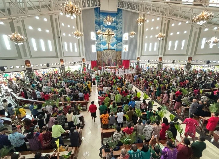 Misa Minggu Palma di Katedral Tiga Raja Timika dipadati umat, ini pesan Pastor Benyamin Magai [titlebase] – Suasana Meriah dan Harapan Baru