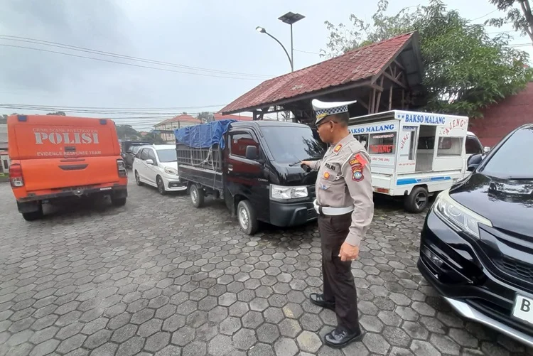 Mobil Penabrak Teridentifikasi! Satlantas Polres Karawang Sigap Amankan Pelaku Usai Video Kecelakaan Viral – BeritaSatu.com
