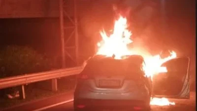 Mobil Xpander terbakar di lajur 4, Tol Jagorawi arah Jakarta macet [titlebase] – Penumpang Selamat, Lalu Lintas Tertunda