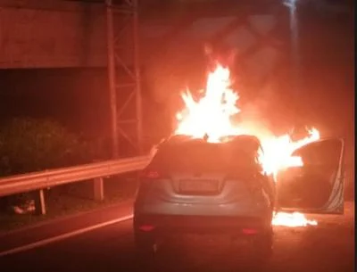 Mobil Xpander terbakar di lajur 4, Tol Jagorawi arah Jakarta macet [titlebase] – Penumpang Selamat, Lalu Lintas Tertunda
