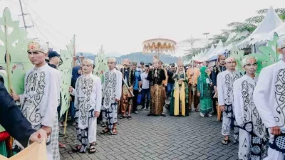 Nilai Budaya Sukabumi Tercoreng, Video Pria Berpakaian Minim di Acara Adat Viral – Radar Sukabumi