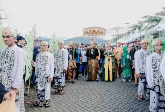 Nilai Budaya Sukabumi Tercoreng, Video Pria Berpakaian Minim di Acara Adat Viral – Radar Sukabumi