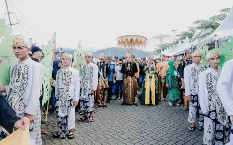 Nilai Budaya Sukabumi Tercoreng, Video Pria Berpakaian Minim di Acara Adat Viral – Radar Sukabumi