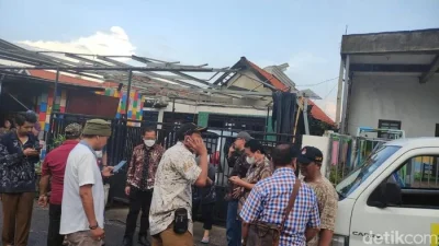 Pengakuan Warga Palang Jalan Depan Rumah yang Viral di Sidoarjo, Alasannya Bikin Haru – iNews.ID