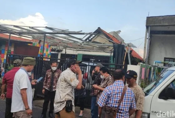 Pengakuan Warga Palang Jalan Depan Rumah yang Viral di Sidoarjo, Alasannya Bikin Haru – iNews.ID