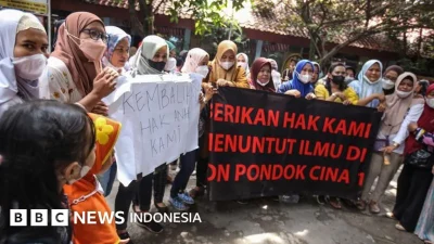 Polemik video viral yang sempat menuai beragam reaksi publik akhirnya berujung damai. Cahaya Mutiara, perempuan yang berada dalam video tersebut, bersama saudaranya yang merekam kejadian, mendatangi langsung kediaman Fauzan Akbar untuk m – Facebook