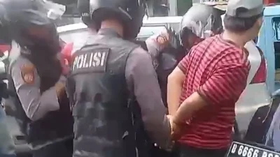 Polisi Tangkap Tiga Preman di Tanah Abang yang Viral Memalak Pedagang – BeritaSatu.com: Detail Penangkapan dan Reaksi Publik