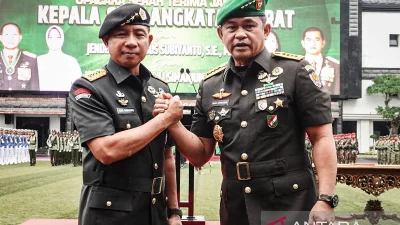 Ratusan Mahasiswa Kepung Kodim Semarang, Tuntut Reformasi Militer & Copot Panglima TNI Agus Subianto [titlebase] – Aksi Besar di Tanah Jawa