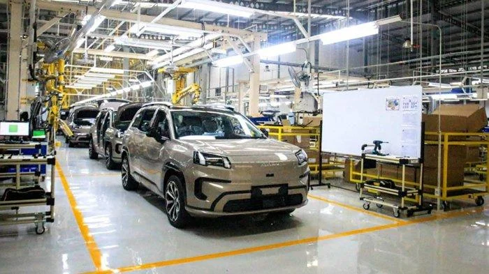 Resmikan pabrik perakitan, presiden targetkan produksi sedan listrik massal pada 2028 [titlebase] – Langkah Besar Industri Otomotif Nasional