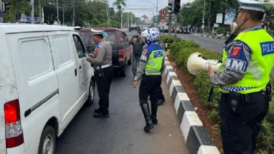 Respons Cepat Video Viral, Satlantas Polres Karawang Amankan Mobil Penabrak Pemotor di Jalan Tuparev – Tribratanews Polda Jabar