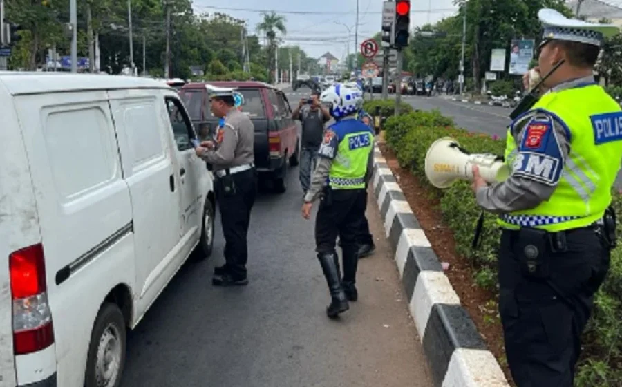 Respons Cepat Video Viral, Satlantas Polres Karawang Amankan Mobil Penabrak Pemotor di Jalan Tuparev – Tribratanews Polda Jabar