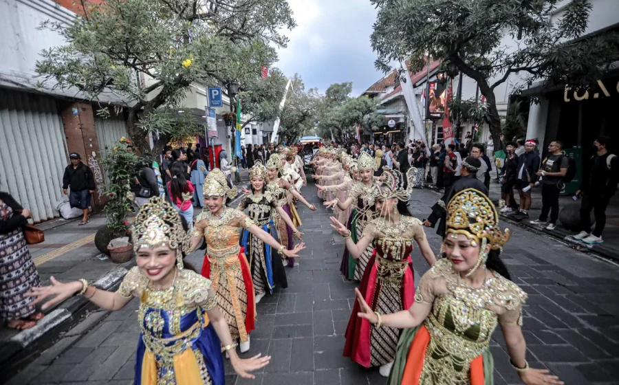 Ribuan orang mengikuti kirab HUT ke-80 Sultan HB X [titlebase] – Meriahkan Perayaan Sejarah di Balik Pantai