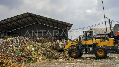 Ribuan ton sampah menumpuk di pasar induk mulai diangkut [titlebase] – Upaya Bersih-bersih Besar Pemerintah