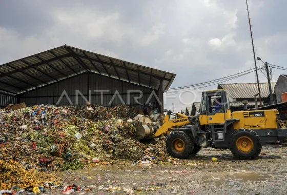 Ribuan ton sampah menumpuk di pasar induk mulai diangkut [titlebase] – Upaya Bersih-bersih Besar Pemerintah