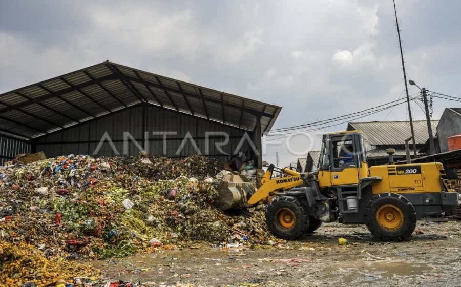 Ribuan ton sampah menumpuk di pasar induk mulai diangkut [titlebase] – Upaya Bersih-bersih Besar Pemerintah