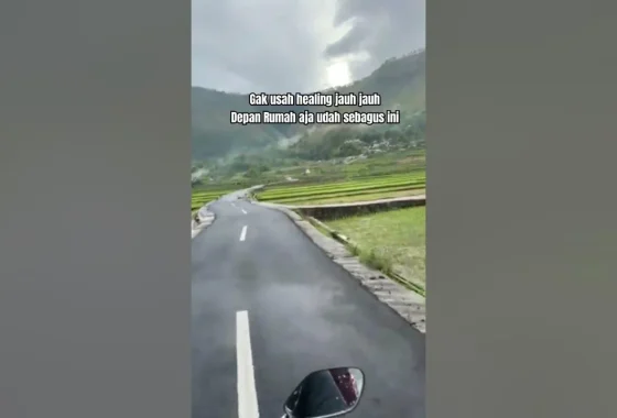 Sebuah video yang memperlihatkan interaksi antara warga dan pengunjung di kawasan Desa Singkam, Samosir, viral di media sosial dan memicu perdebatan publik. Dalam video tersebut, tampak seorang pria menghentikan pengendara yang melintas di jal – facebook.com