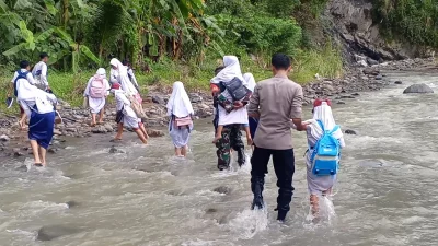 Sempat Viral Pelajar SD Terpencil di Sulteng Berenang ke Sekolah, Kini Jembatan Dibangun – prabowosubianto.com