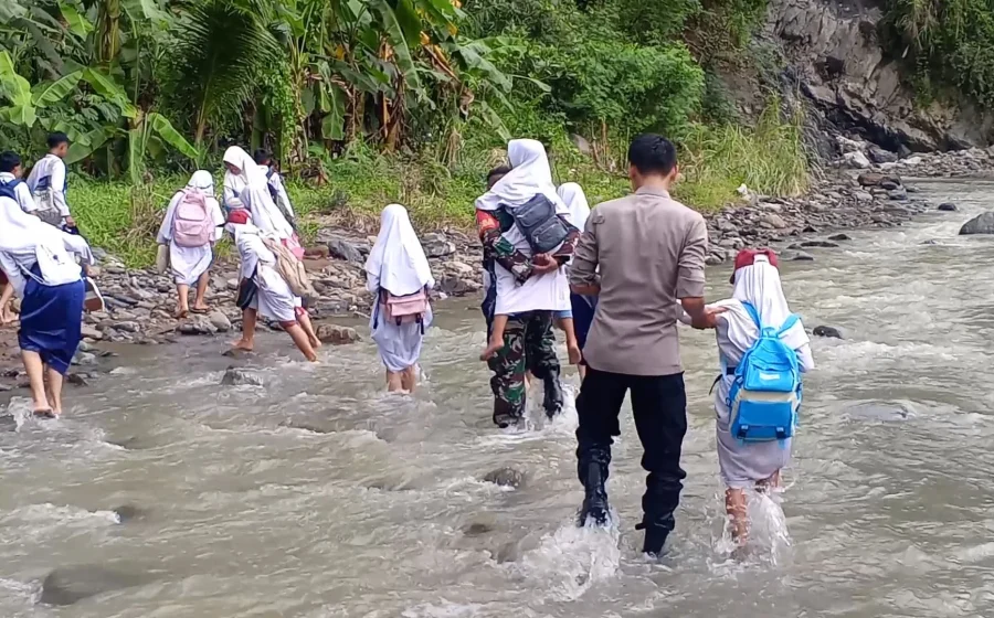 Sempat Viral Pelajar SD Terpencil di Sulteng Berenang ke Sekolah, Kini Jembatan Dibangun – prabowosubianto.com