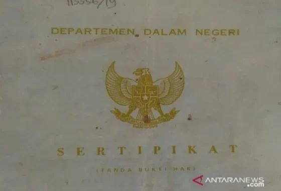 Sertifikat tanah itu akhirnya kembali kepada Mbah Tupon [titlebase] – Kemenangan Panjang yang Dinanti Warga