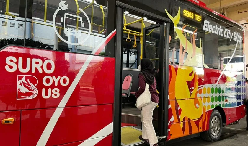 Subuh Surabaya Luncurkan Bus Listrik Pagi Hari, Solusi Mobilitas Awal Hari
