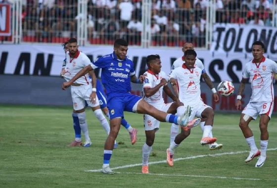 Super League: Gol penalti bawa Malut United curi poin di markas Arema [titlebase] – Drama Menegangkan di Stadion Kanjuruhan