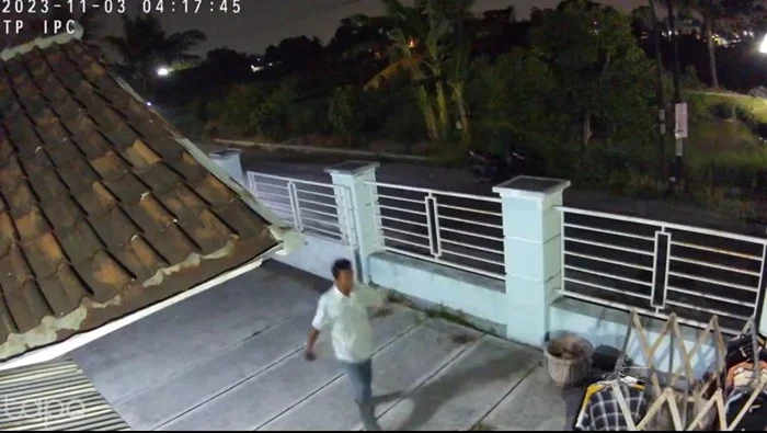 Terekam CCTV, Aksi Pencuri Pakaian Dalam Dini Hari di Telaga Bandung Lamongan Viral – Bangsaonline.com