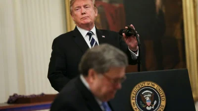 Trump copot Jaksa Agung AS Pam Bondi, apa sebabnya? [titlebase] – Mengungkap Alasan di Balik Kejutan Politik