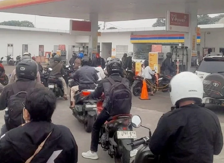 Video BBM Oplosan Viral, Disperindag Imbau Warga Beli di SPBU Resmi – Siwalima: Apa yang Perlu Anda Ketahui