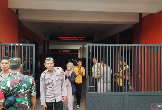 Video Perundungan Siswa SMP di Tuban Viral di Media Sosial, Korban Ditendang Kakak Kelas – VIVA Jatim