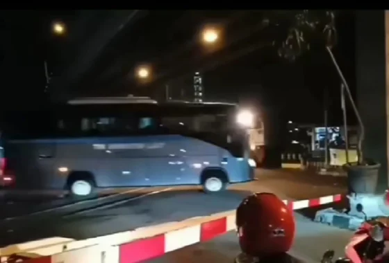 Video Viral Pemalakan di Perlintasan Kereta Rancaekek, Kapolsek: Dua Pelaku Sudah Diamankan – Katerciko –