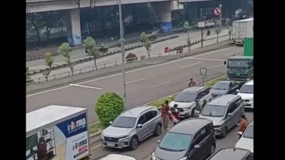 Viral 2 Pengendara Mobil Cekcok di Tol Pelabuhan Arah Tanjung Priok hingga Tutup Jalan – SINDOnews Daerah