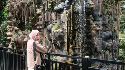 Viral! 2 Wisatawan Terkunci di Area Akuarium Kebun Binatang Bukittinggi, Simak Kronologinya – iNews.ID