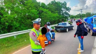 Viral! Aksi Heroik Polisi Lalu Lintas Selamatkan Balita Kejang di Serang – BeritaSatu.com