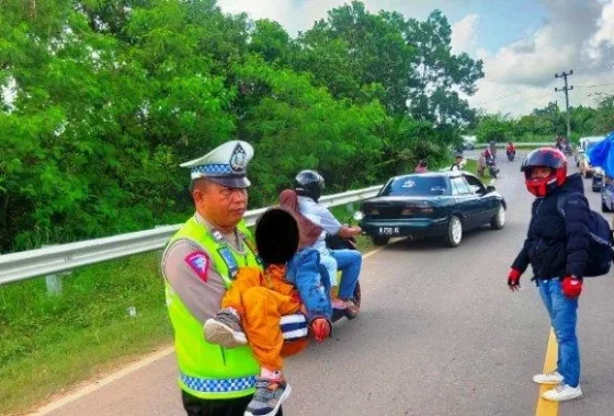 Viral! Aksi Heroik Polisi Lalu Lintas Selamatkan Balita Kejang di Serang – BeritaSatu.com