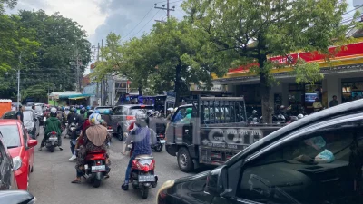 Viral Aksi Lansia Tutup Sepihak Jalan Perumahan di Sidokare Jatim – detikNews: Kejadian Mengejutkan yang Mengguncang Warga