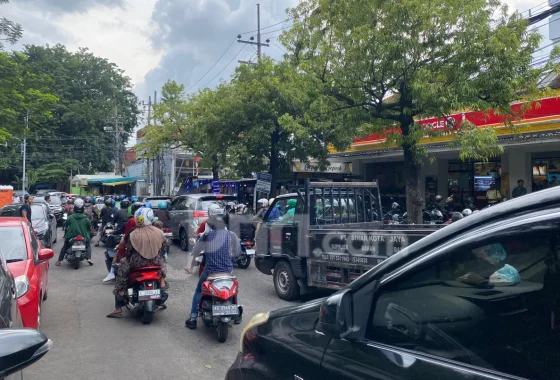 Viral Aksi Lansia Tutup Sepihak Jalan Perumahan di Sidokare Jatim – detikNews: Kejadian Mengejutkan yang Mengguncang Warga